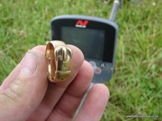 found a lost gold ring with a metal detector
